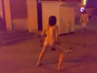 Κορίτσια χορός γυμνός επί ο δρόμος