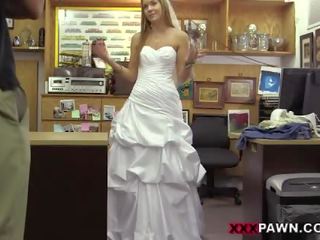 A menyasszony és neki esküvő ruha