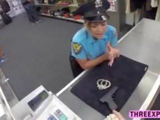 Wollüstig polizei frau zeigt an sie perfekt körper