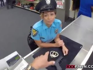 Booby petugas polisi petugas terlanda oleh menggadaikan orang