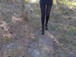 Walking 穿着 一 黑色 连衣裙 丝袜 和 脚跟: 性别 电影 c8