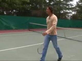 На в теніс суд з два чортихи